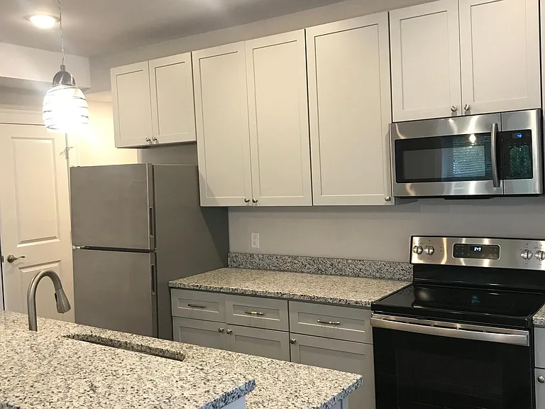 5890 Cates Ave — Photo 2
