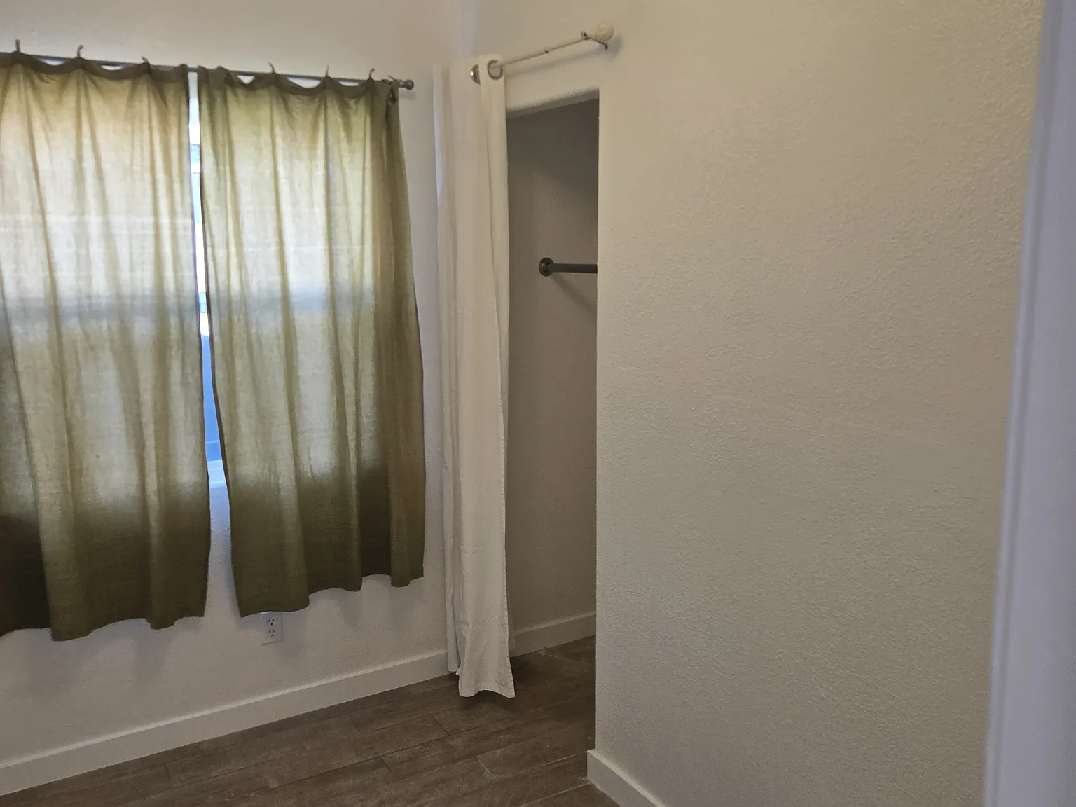 1 bed, 1100 sqft, $1,100 — Photo 4