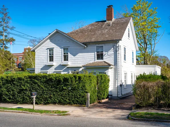 https://photos.zillowstatic.com/fp/999e521f8cda9748cf8b701022445215-p_e.webp