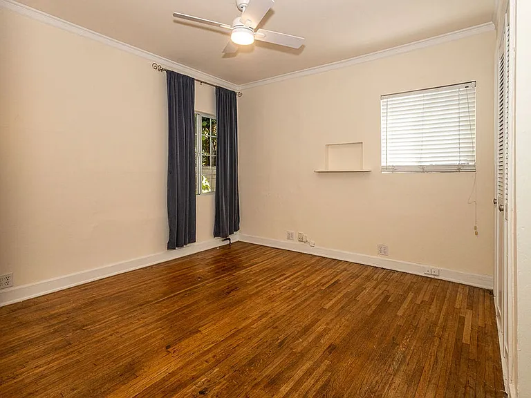 812 N June St — Photo 56