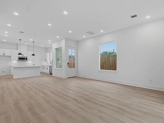 4th image of 3848 Seabrook St