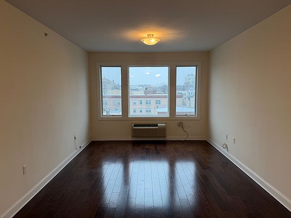 4th image of 225 Walker St #403