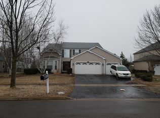 869 Honeysuckle Ln, Aurora, IL 60506