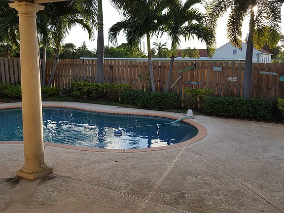 2nd image of 1505 Hillcrest Dr