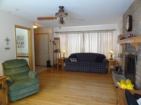 3rd image of 1833 N Hawthorne Park Dr