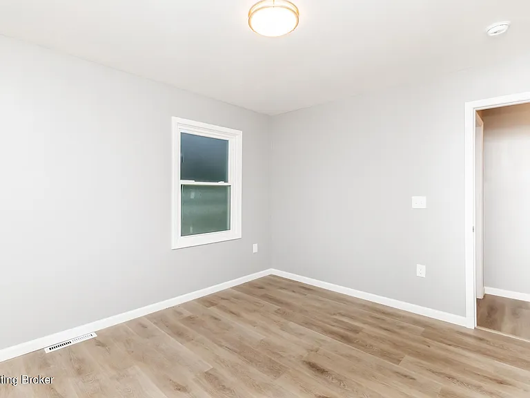 204 W Warfield St — Photo 9