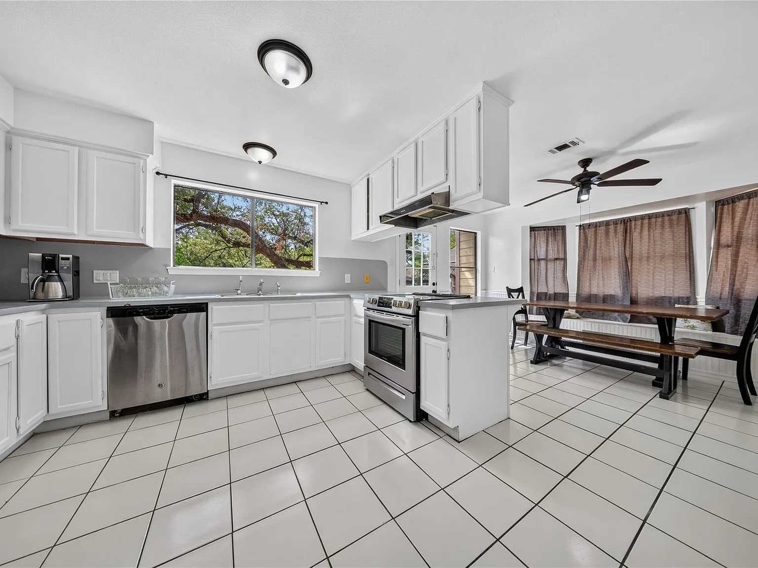 4 bed, 3.0 bath, 2060 sqft, $2,000 — Photo 4