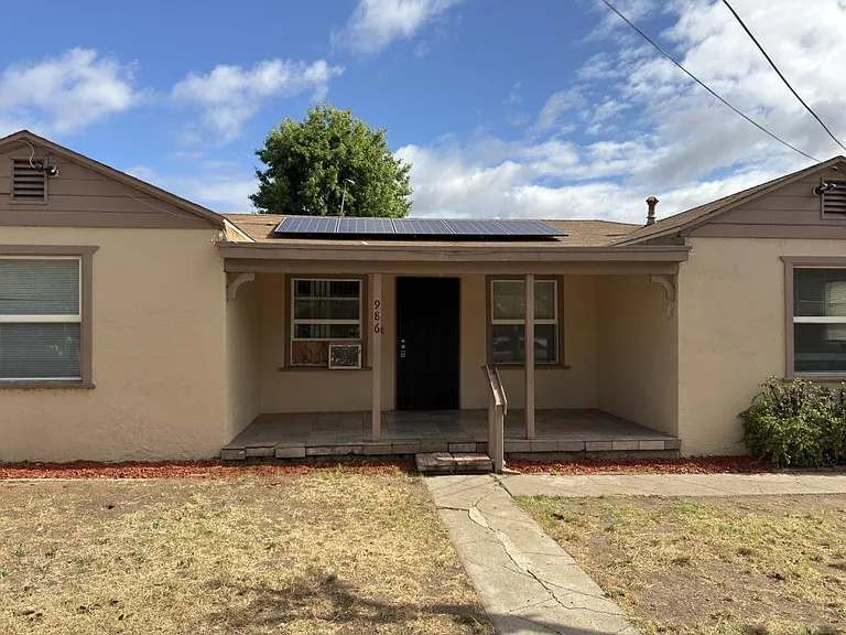 986 Merritt Dr — Photo 3