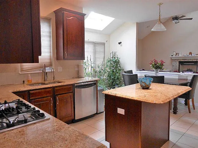 3 bed, 3.5 bath, 3866 sqft, $3,995 — Photo 3
