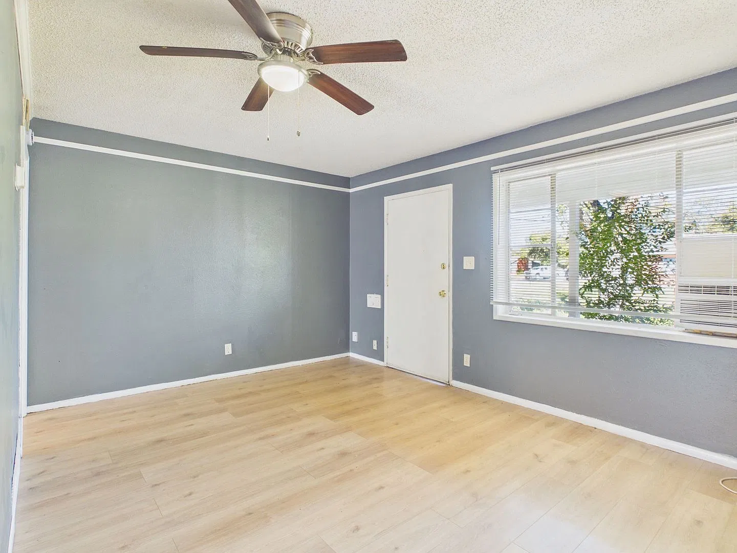 Charming 2 Bedroom, 1 Bathroom Duplex in Lawrence Park — Photo 4