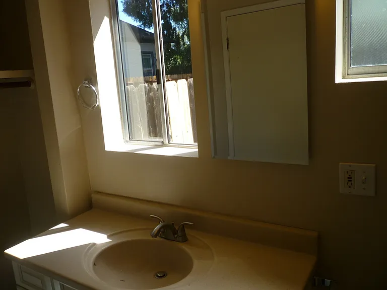 332 W 20th St #B — Photo 7