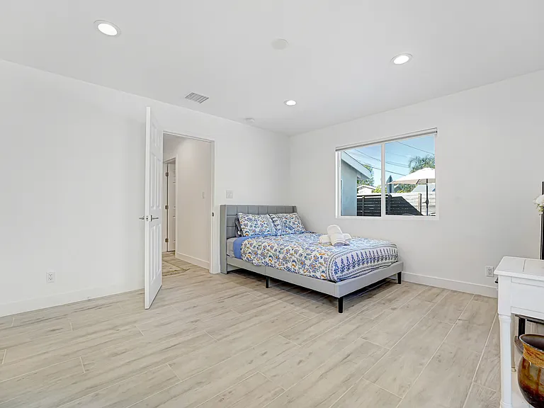 5554 Capistrano Ave — Photo 18