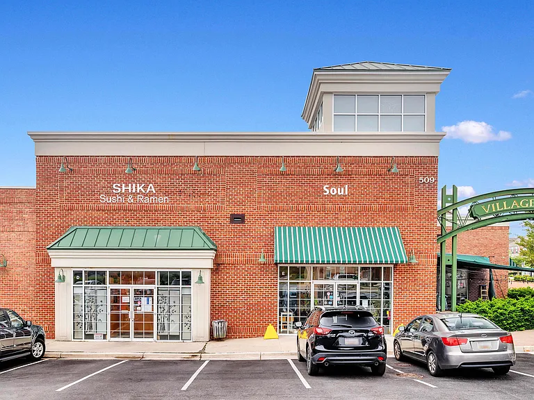 Shopping, retail and convenience moments away