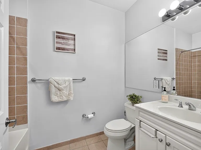 1200 Grand St #429 — Photo 17
