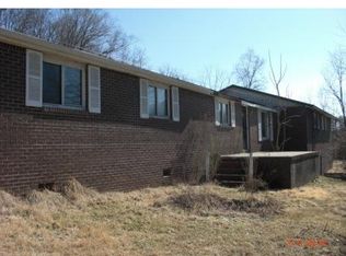 364 Mistletoe Ln, Elkview, WV 25071