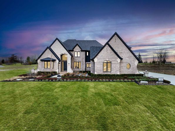 67770 Overlook Trail Dr, Washington, MI 48095