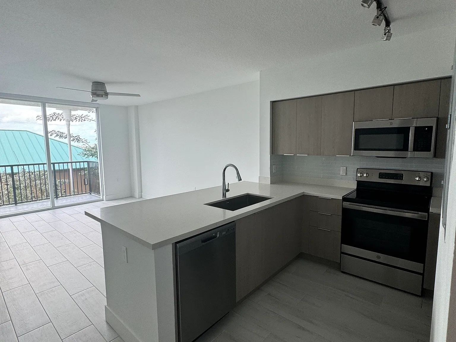 602 E Dania Beach Blvd — Photo 1