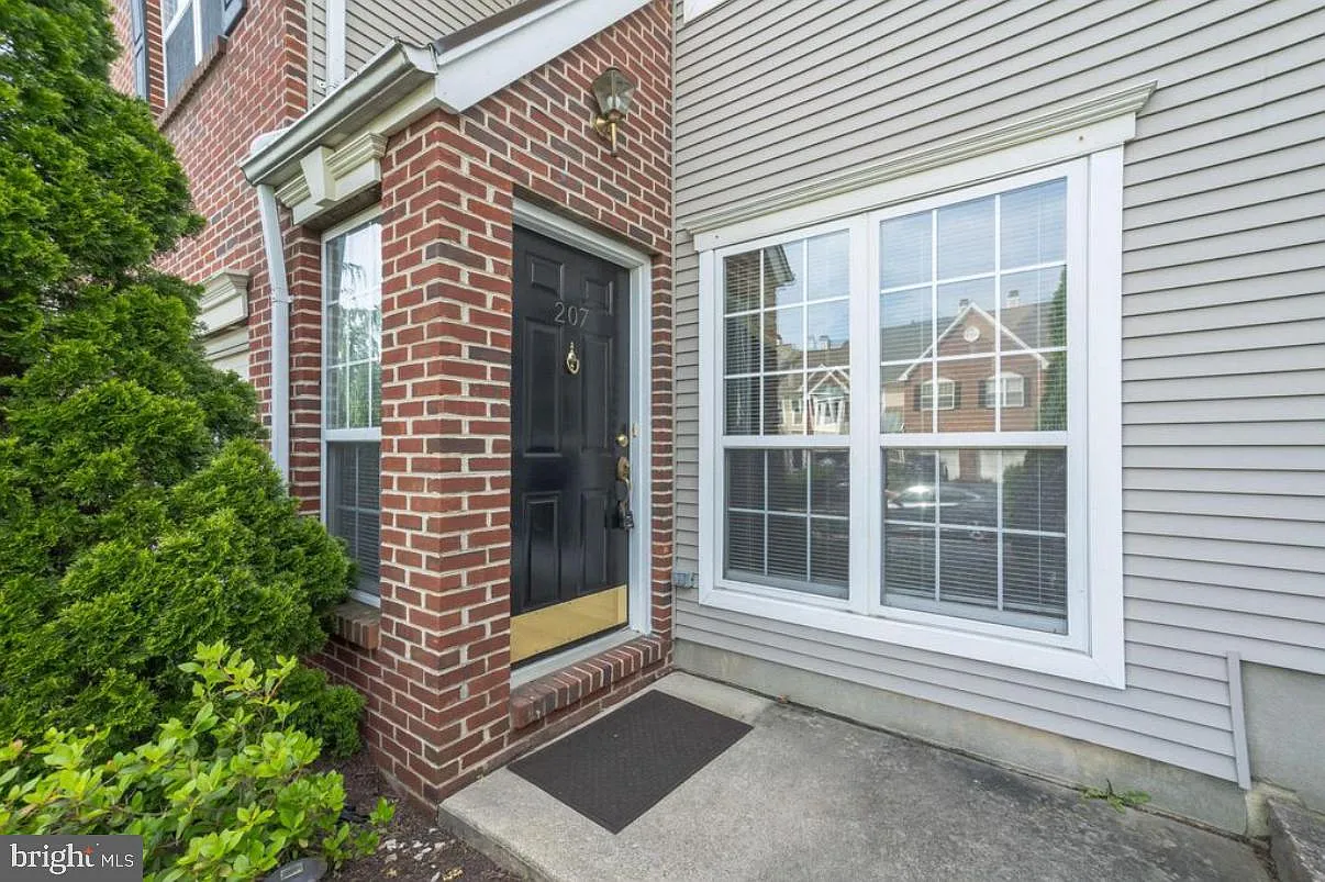 3 bed, 2.5 bath, 1900 sqft, $3,295 — Photo 3