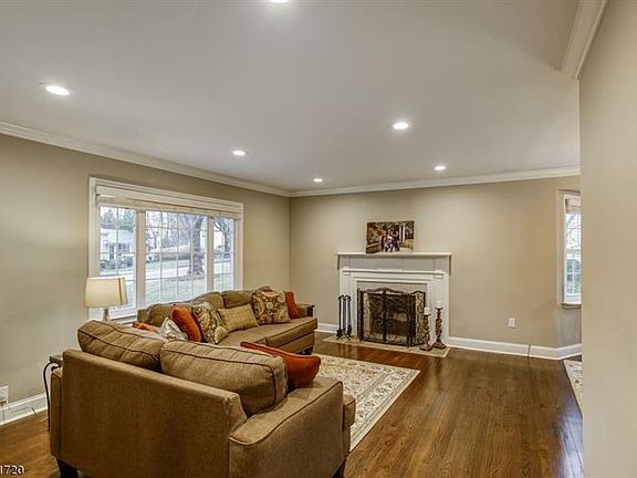 3rd image of 60 Townsend Dr