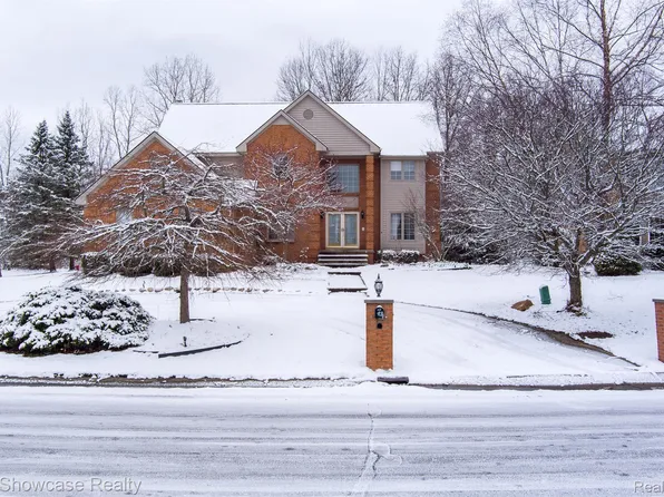 1580 Stauch Dr, West Bloomfield, MI 48324