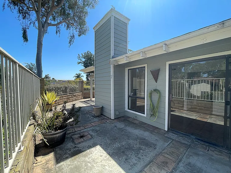 902 Wentworth Cir — Photo 2