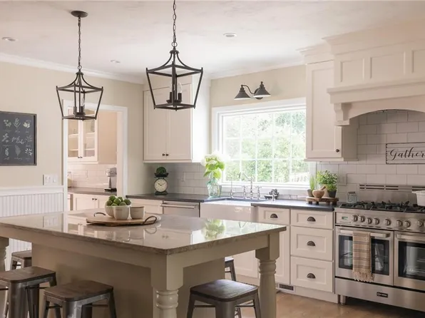 71 Spring St, Hope Valley, RI 02832