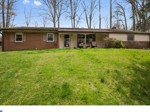 15 Woodland Dr, Glen Mills, PA 19342