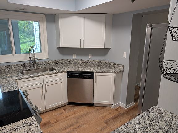 3rd image of 407 Creekside Dr
