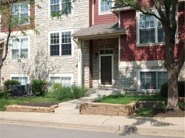 15829 W Robinson St, Overland Park, KS 66223