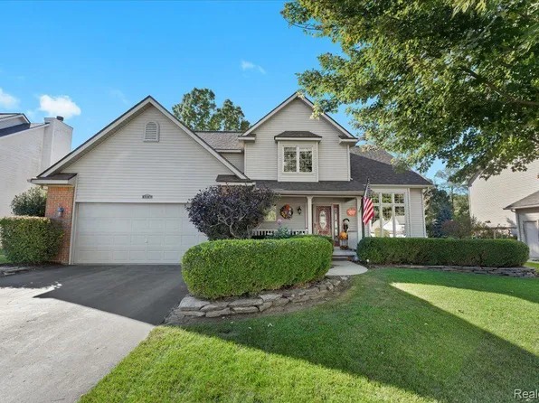1372 Morning Mist Dr, Howell, MI 48843