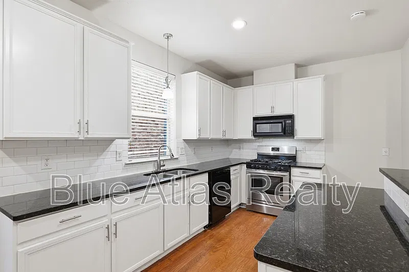 4 bed, 2.5 bath, 2756 sqft, $2,895 — Photo 3