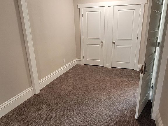 Bedroom w/ large, double door closet