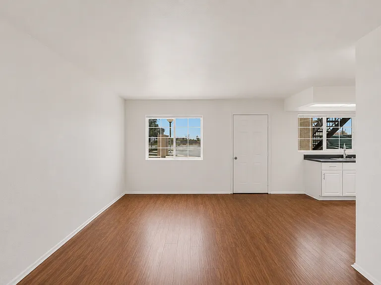 45 N Phyllis #109 — Photo 3