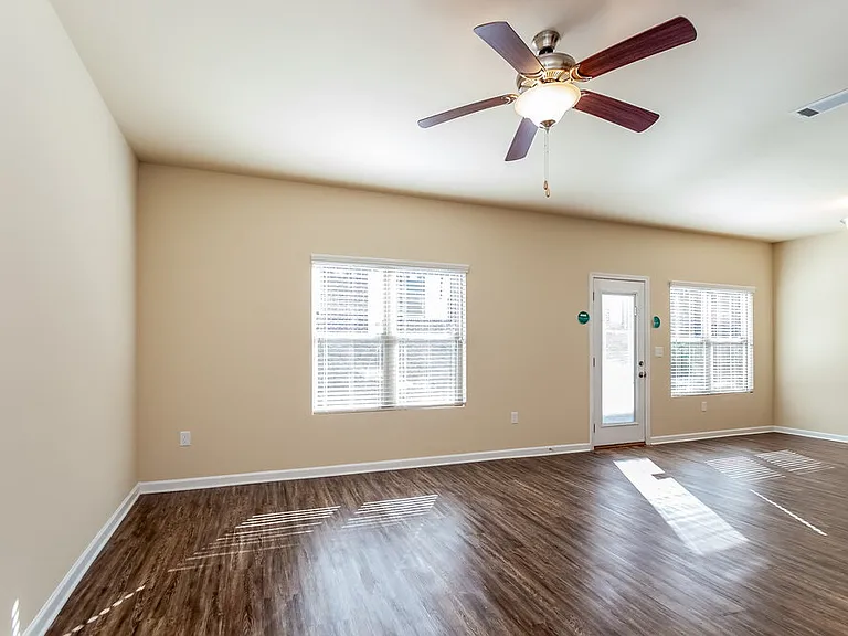 1205 Faye Ct — Photo 4