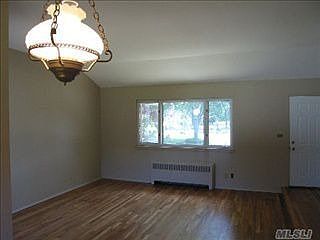 4th image of 19 Elchester Dr