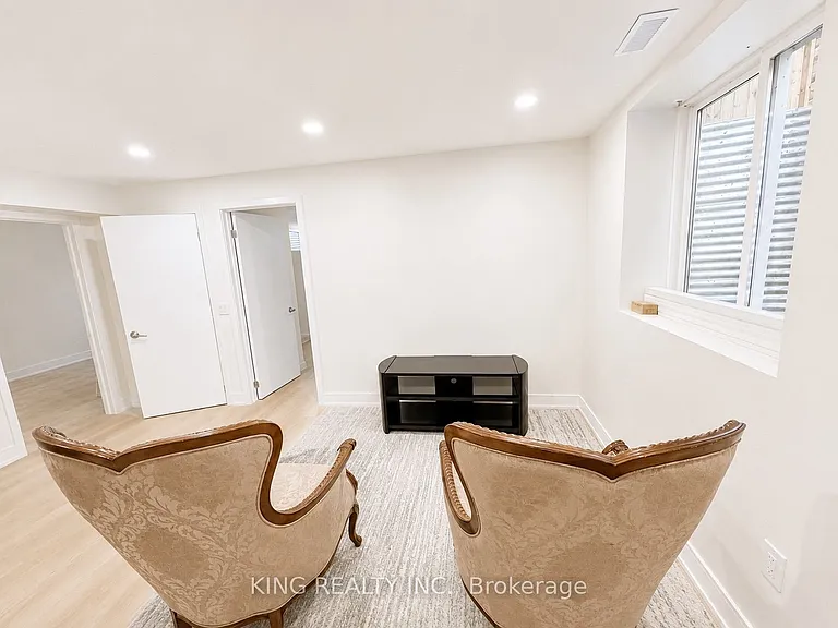 349 Grovehill Cres #LOWER — Photo 12