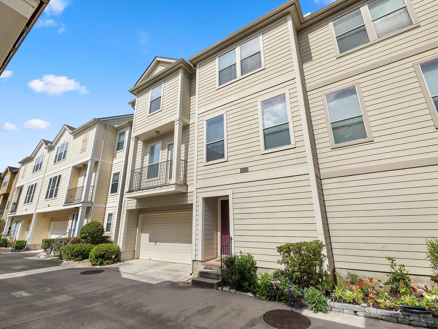 2 bed, 2.5 bath, 2000 sqft, $2,600 — Photo 3