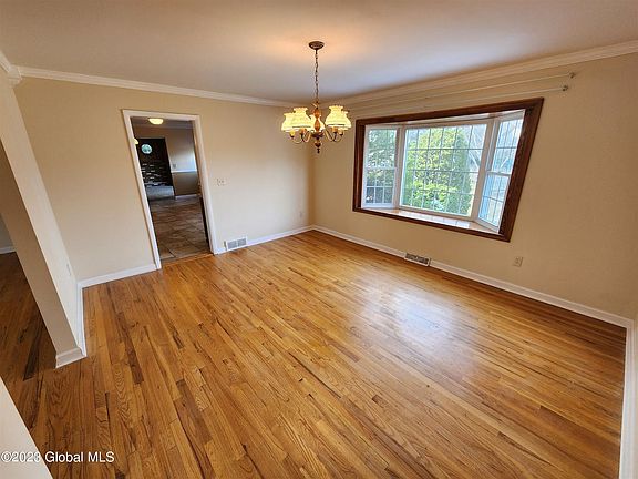 4th image of 22 Lorna Ln