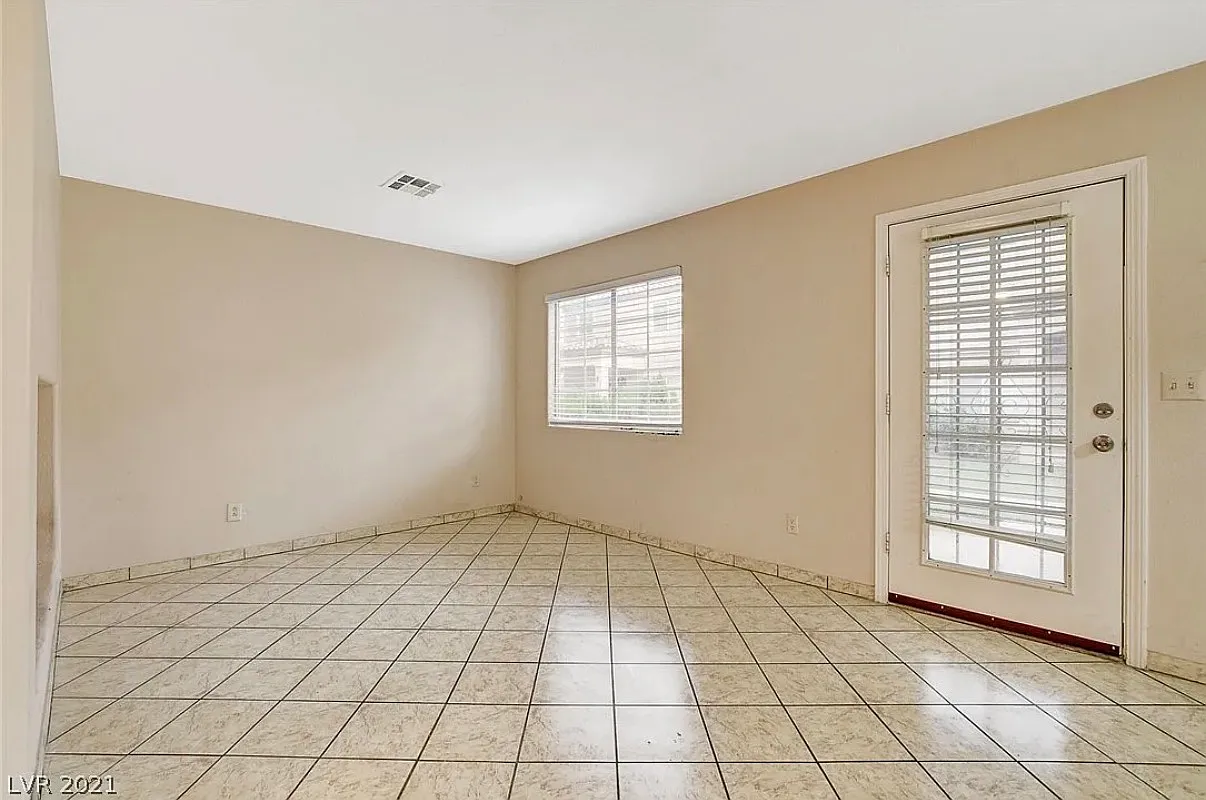 3 bed, 2.5 bath, 1225 sqft, $2,300 — Photo 3