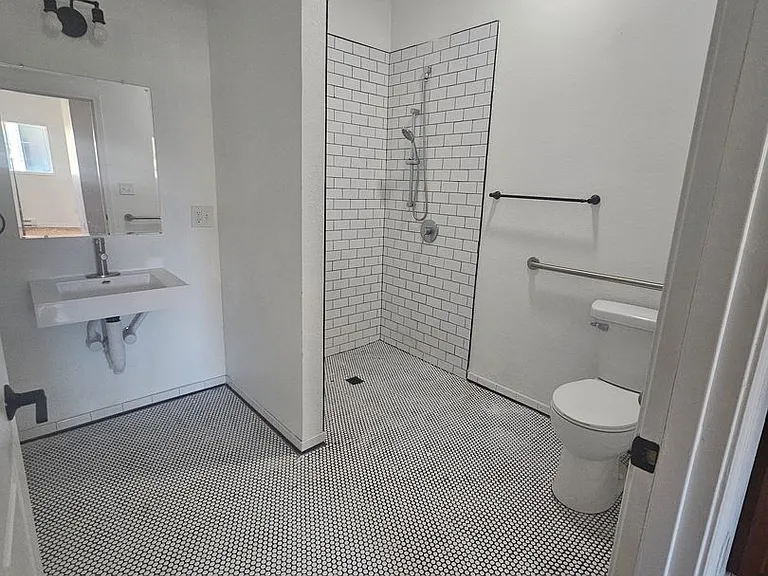 The Berm - 2001 10th Ave (24 Units Luxury Apartments) — Photo 20