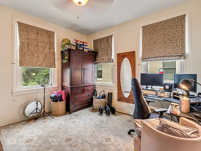 2915 E Marshall St — Photo 29