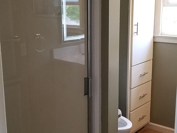 4th image of 563 Jackson Ave #3