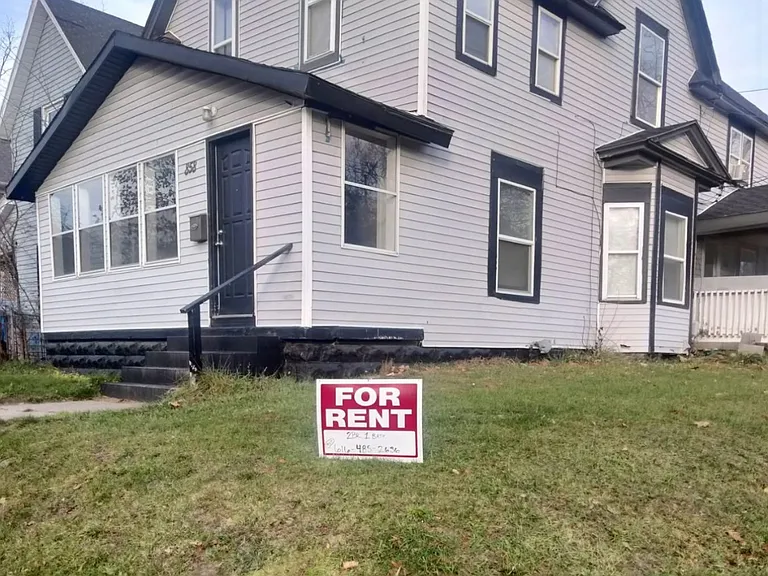 858 Kalamazoo Ave SE — Photo 1