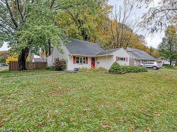 3rd image of 590 Woodmere Dr