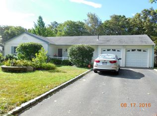 14 Cullen Ln, Middle Island, NY 11953