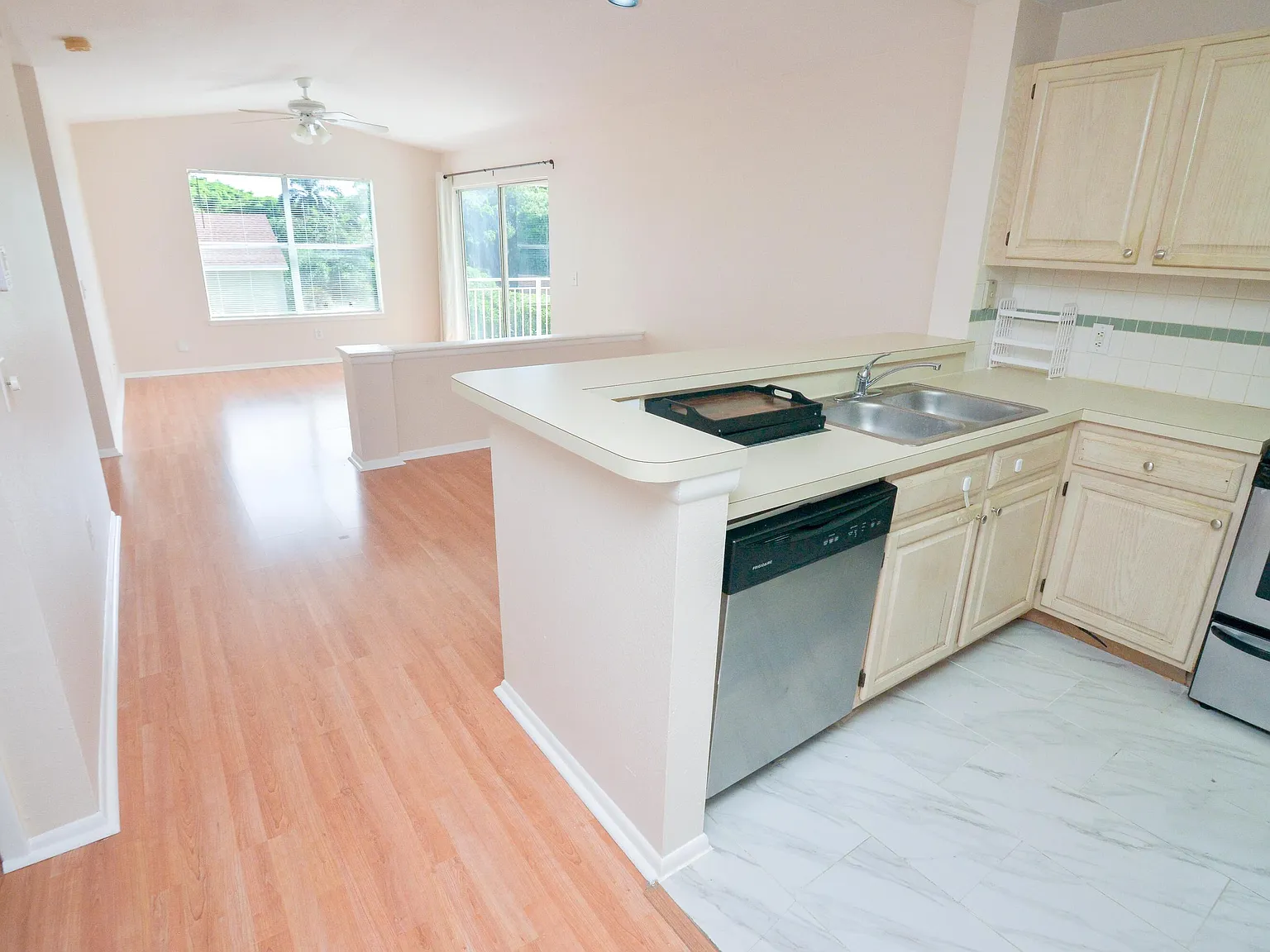 2 bed, 1.0 bath, 857 sqft, $2,000 — Photo 3