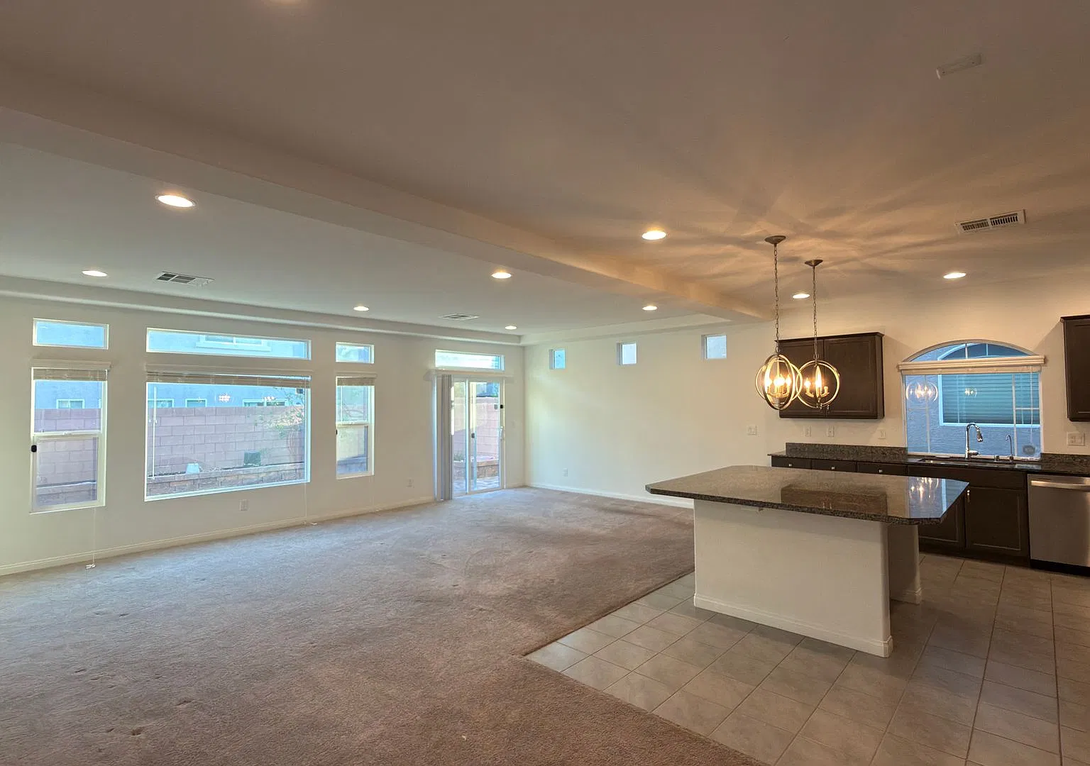 Spacious 5 bedrooms home with 2.5 bathrooms — Photo 3