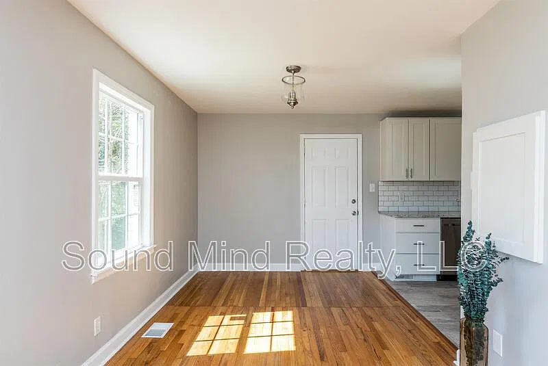 3 bed, 1.0 bath, 984 sqft, $1,725 — Photo 2