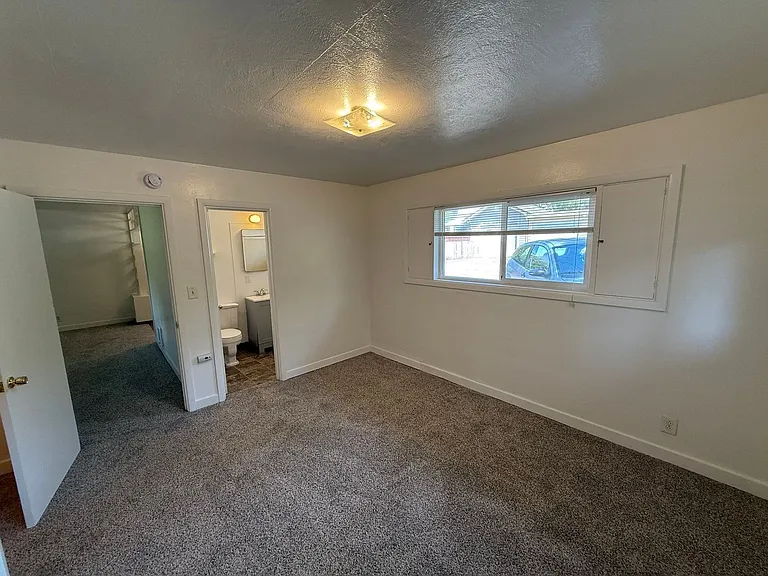 912 Fir St S — Photo 11