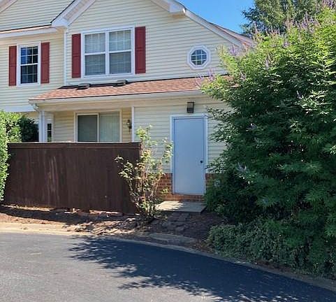 3rd image of 819 Oak Springs Ct
